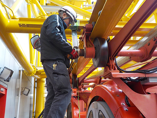 観覧車 ゴンドラの大型ボルト締め